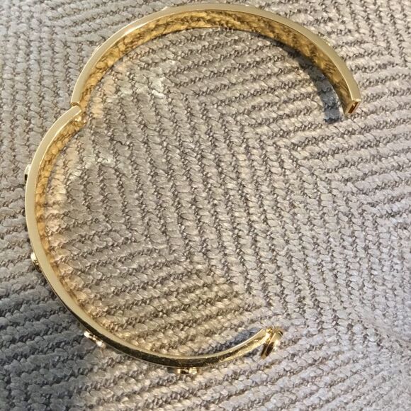 TORY BURCH STUDDED DOUBLE T LOGO BRACELET MILLER STUD HINGE, 7MM - Picture 4 of 5